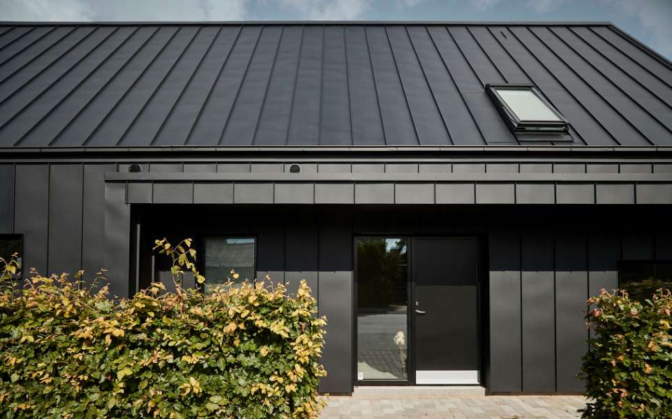 Red-brick house from the 1970s “repackaged” in steel profiles, Bakkelyparken 37, 8680 Ry